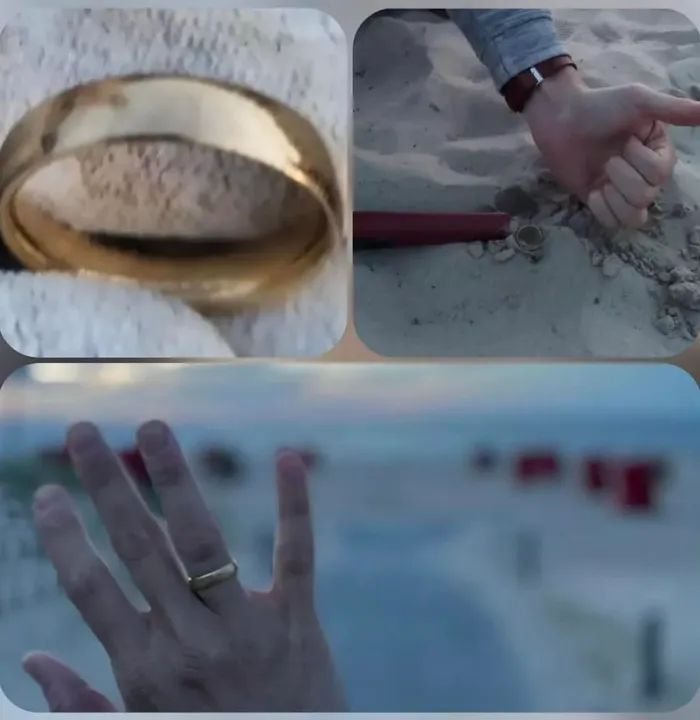 Goldring im Strandsand entdeckt, Hand mit Ring am Ostseestrand